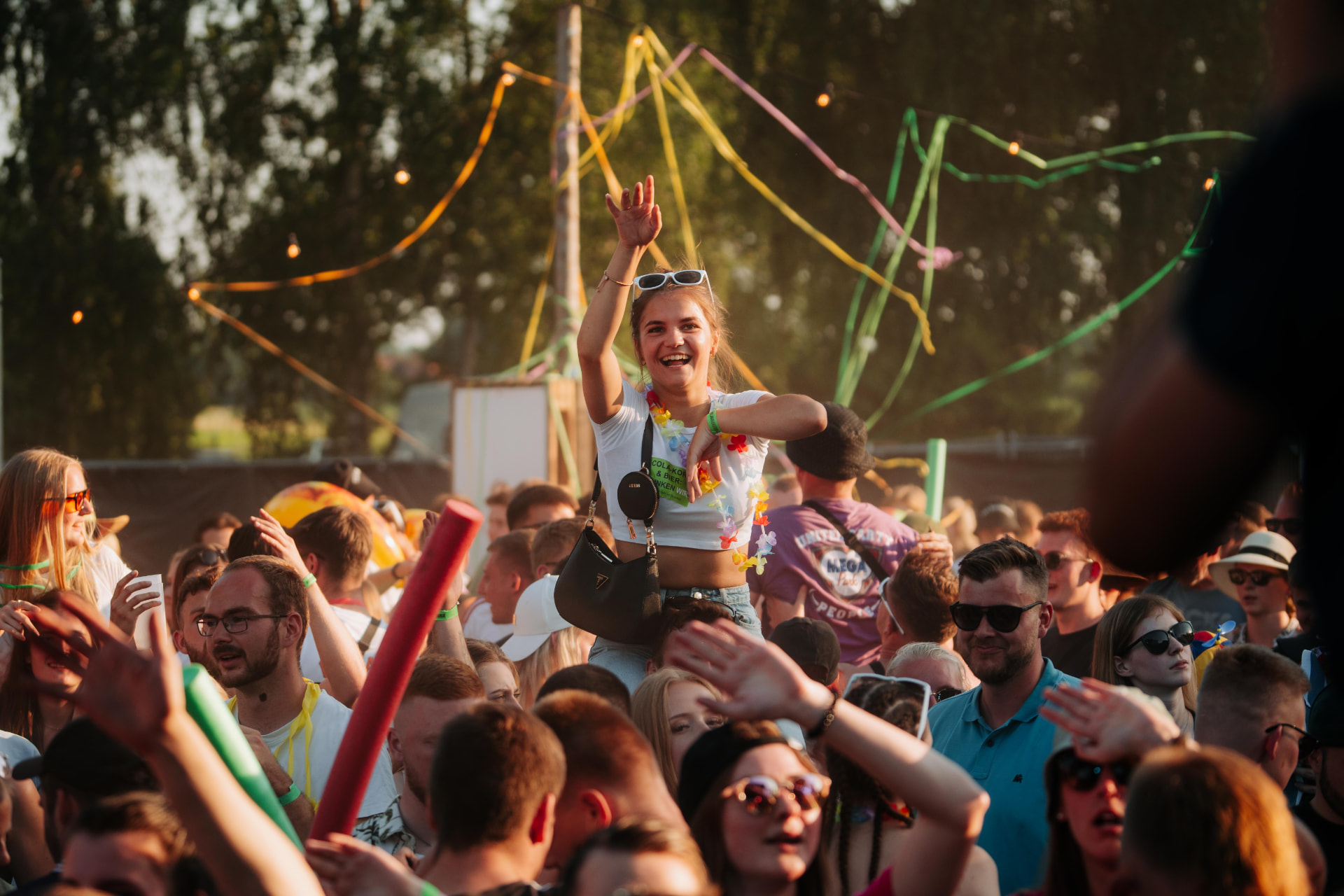 Malle Cup Party: jubelnde Menschenmenge, eine Frau auf den Schultern